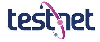 Logo van de Testnet-organisatie: blauwe letters met een paarse curve